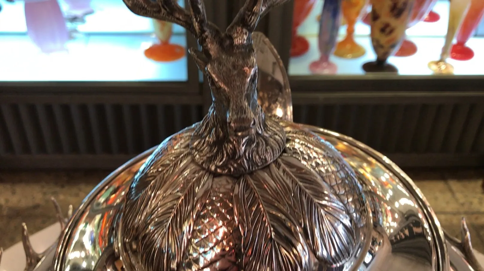 Bol à punch antique WMF avec couvercle et détails décoratifs de cerf.