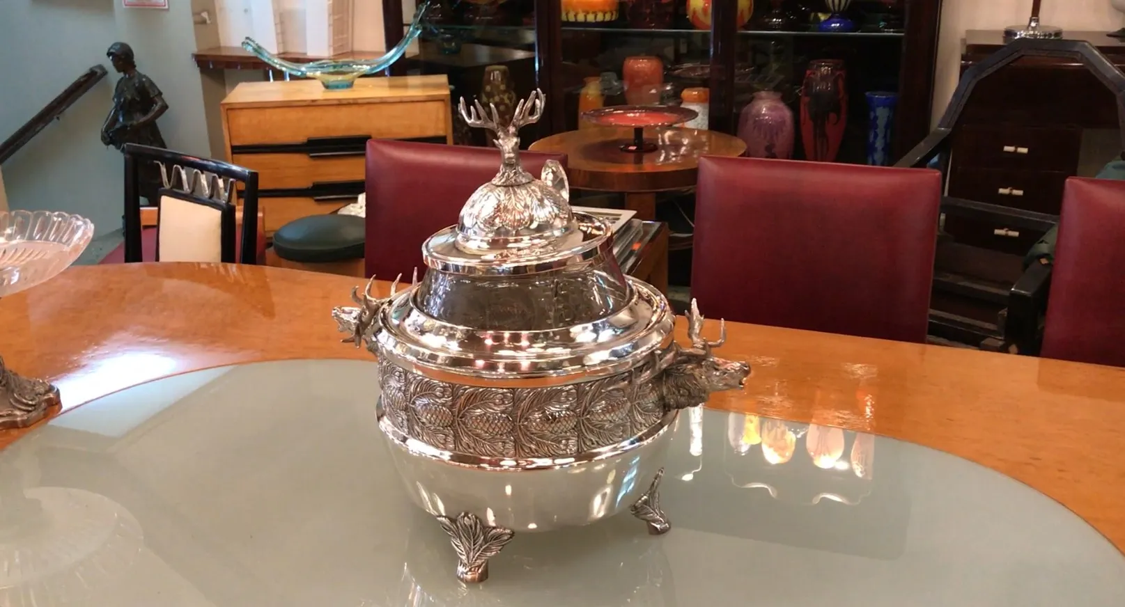 ponchera wmF antigua con decoración elaborada, ambiente de antigüedades