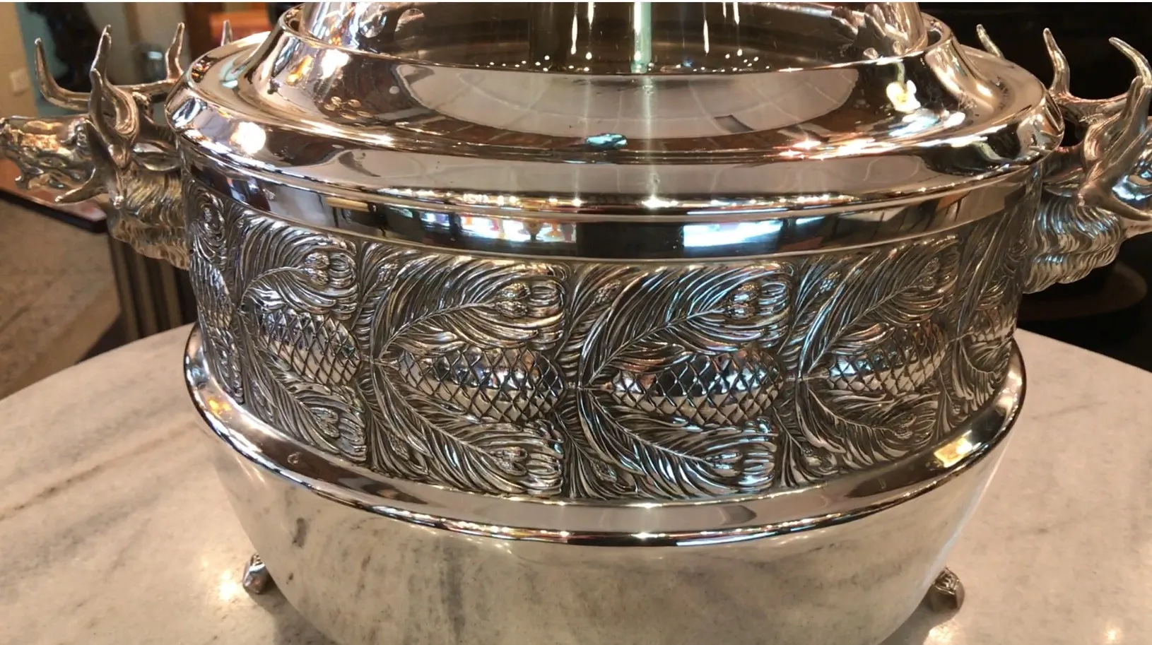 ponchera wmff antigua con formas decorativas en el cuerpo y asas