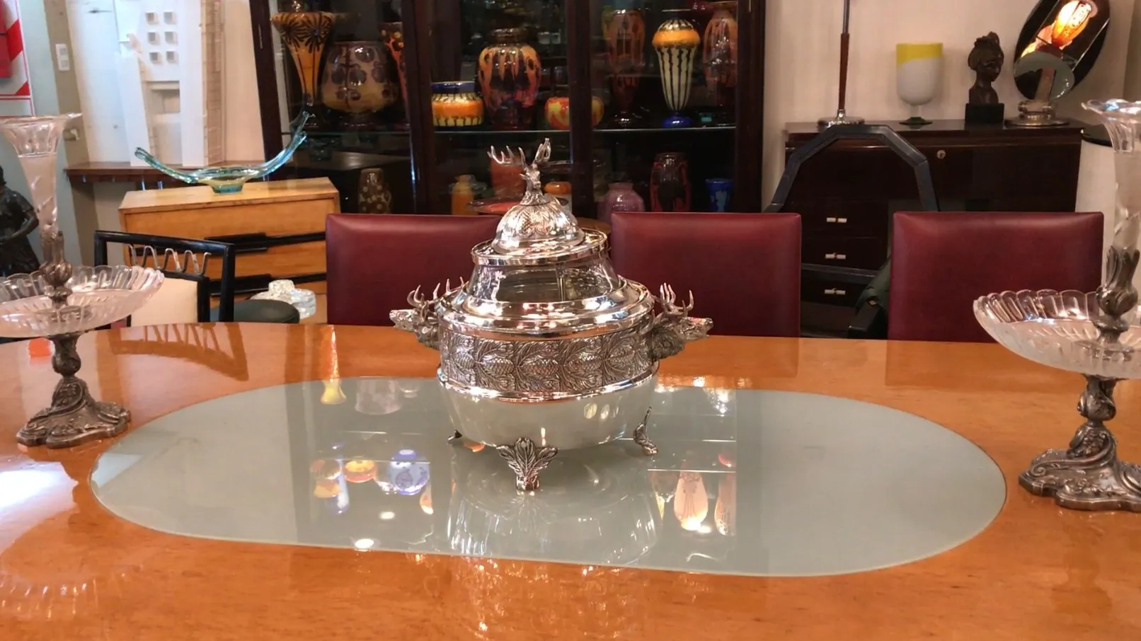 पुरानी पंच कटोरे WMF सजावट के साथ और एक मजेदार सेटिंग में सजावटी विवरण