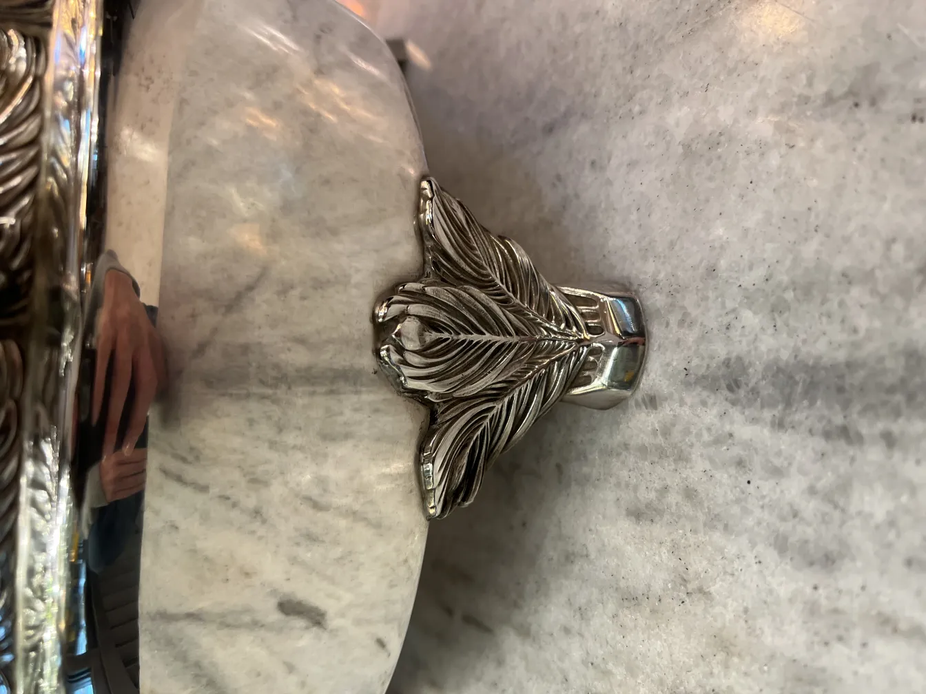 Antike WMF Bowle mit floralen Randdetails, die Licht reflektiert