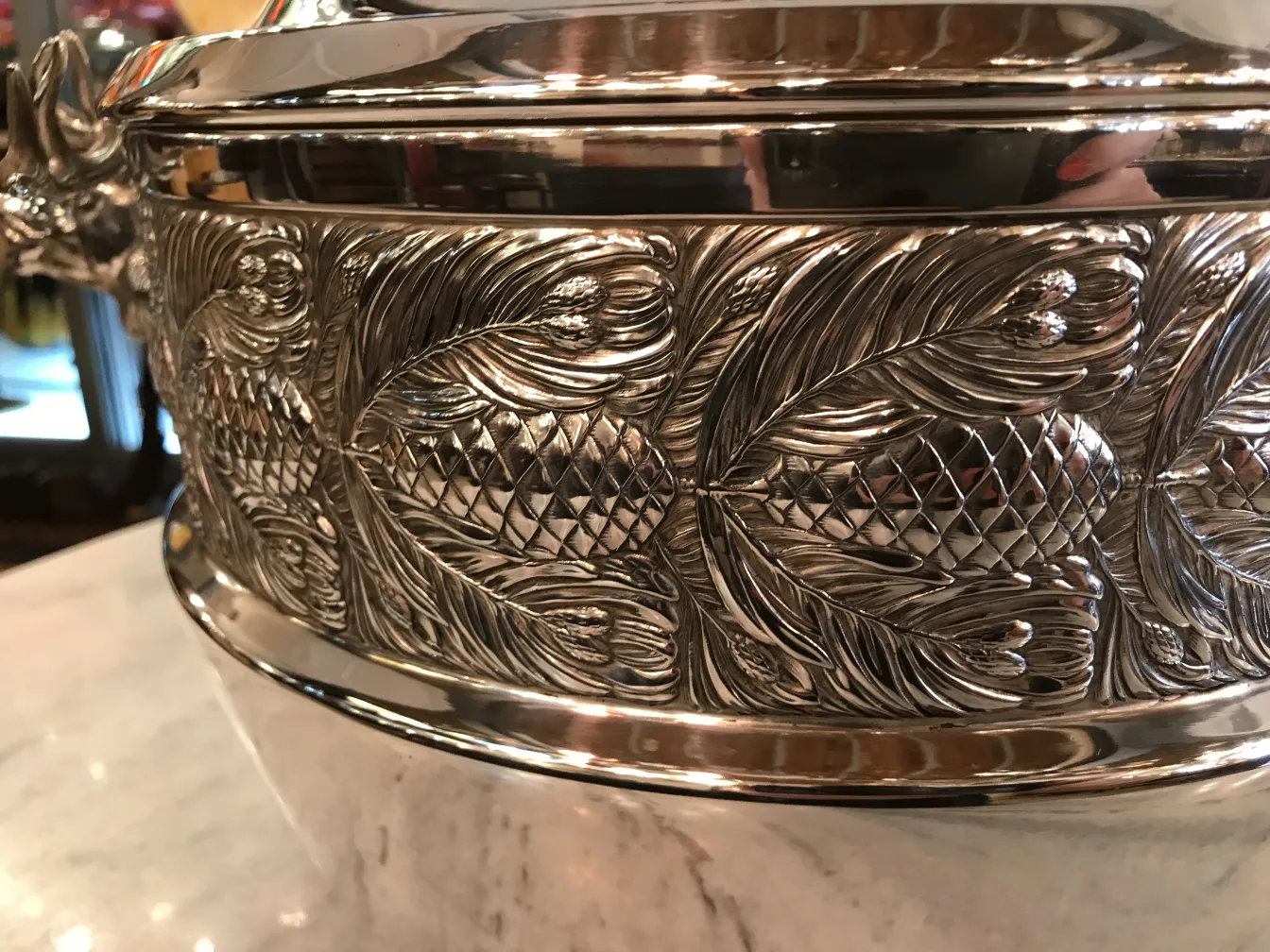 detaillierte-anzeige-der-antiken-bowle-wmf-mit-reliefdesign