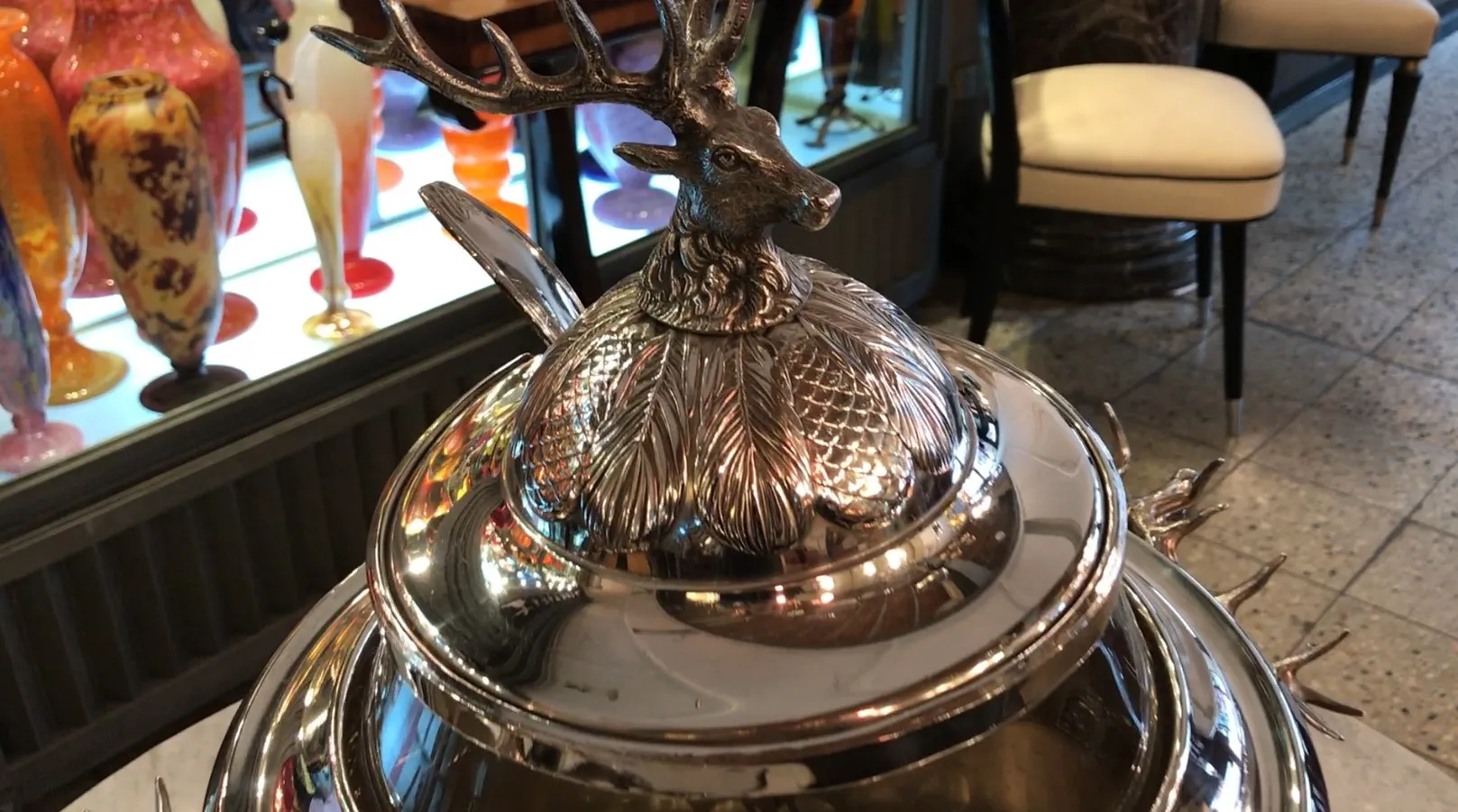 古董潘趣酒碗wmf，带有美丽的设计和鹿的形象。