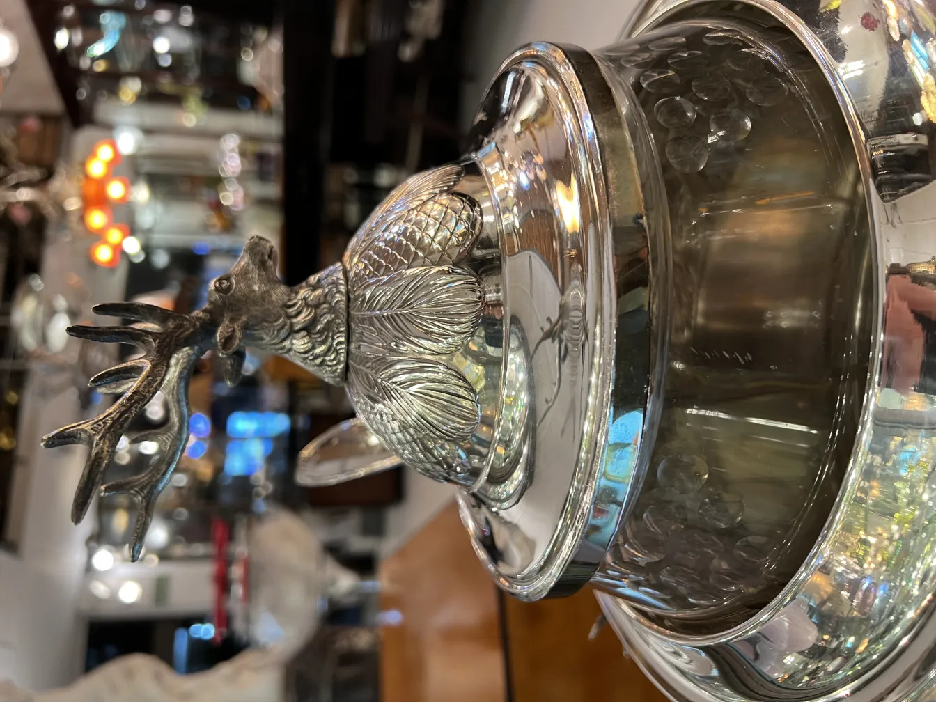 Antica ciotola da punch WMF adornata con alce, splendente in un ambiente elegante.