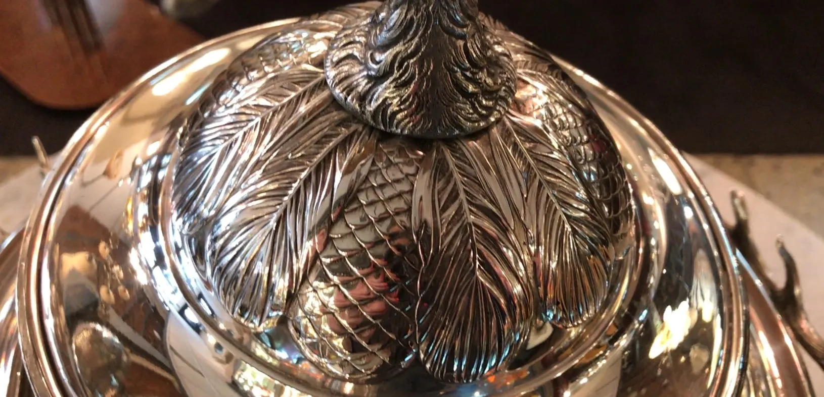 وعاء-لكوكتيل-antique-wmf-مع-تفاصيل-بارزة-على-الغلاف-جو دافئ