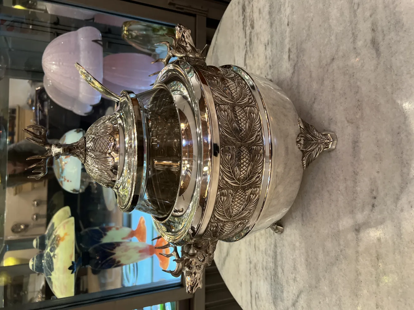 Bol à punch antique WMF avec couvercle décoratif en forme d'ananas, parfait pour les célébrations, entouré d'un cadre élégant.