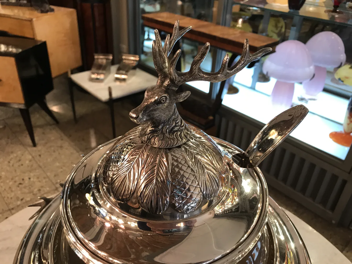 Antike WMF-Bowle mit dekorativem Deckel und Reh