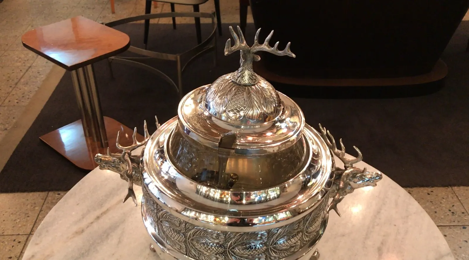 Ponchera antigua WMF decorada con ciervos, brillante y elegante