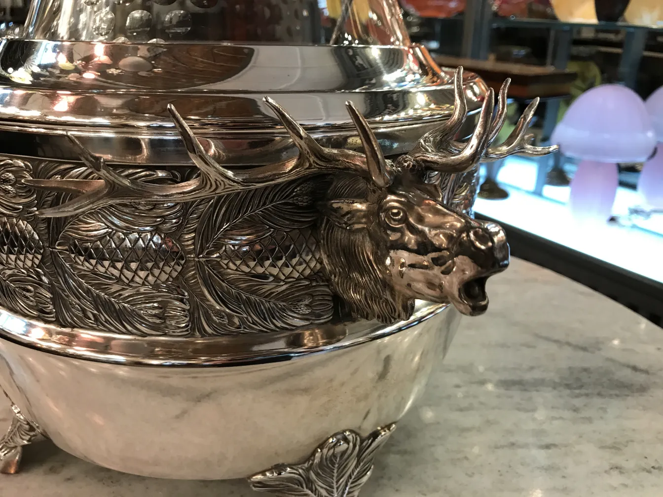 ciotola da punch antica WMF con design di cervo e dettagli decorativi