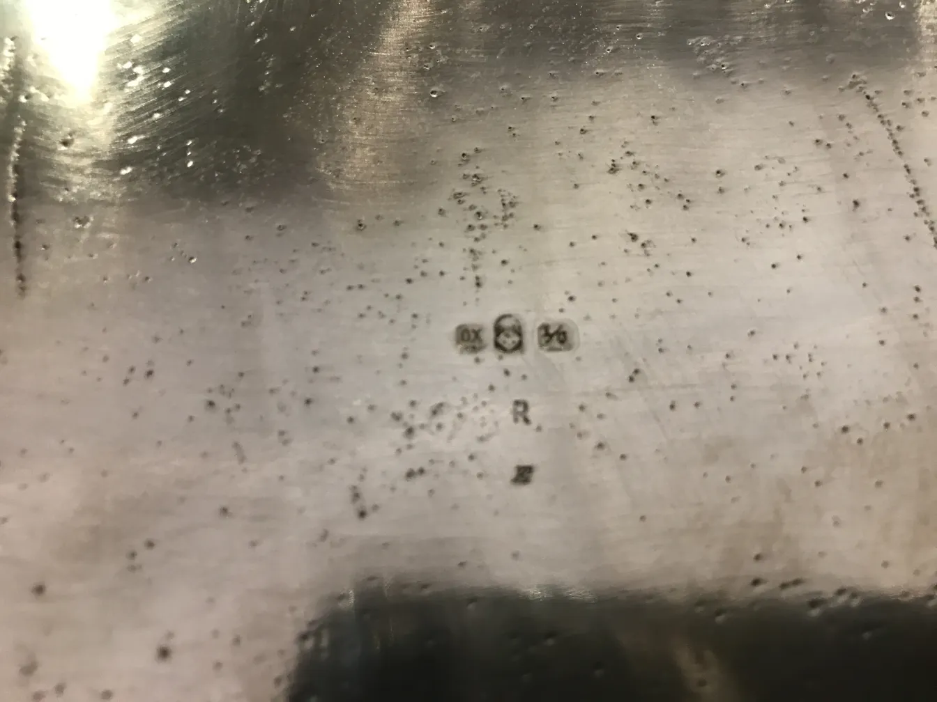 Marchio su una ciotola da punch antica WMF con marchio visibile.