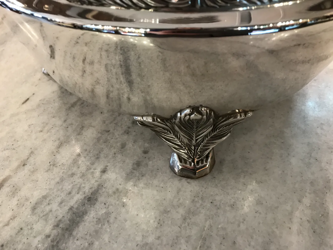 장식용 다리가 있는 고대 WMF 펀치볼, 측면 보기