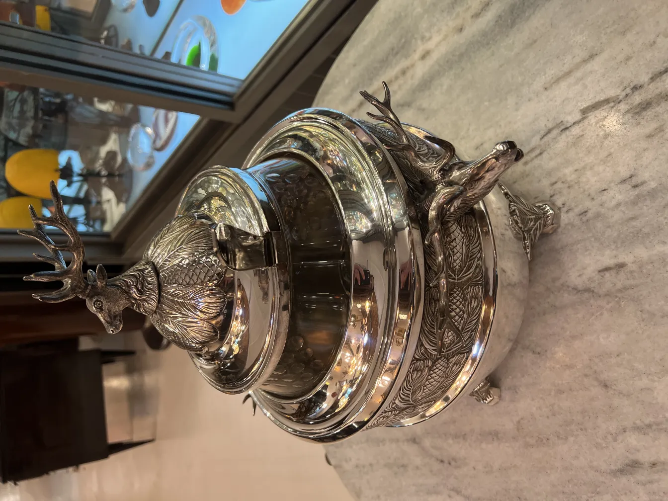 antike Bowl WMF mit einem Hirsch auf dem Deckel und dekorativen Details am Boden