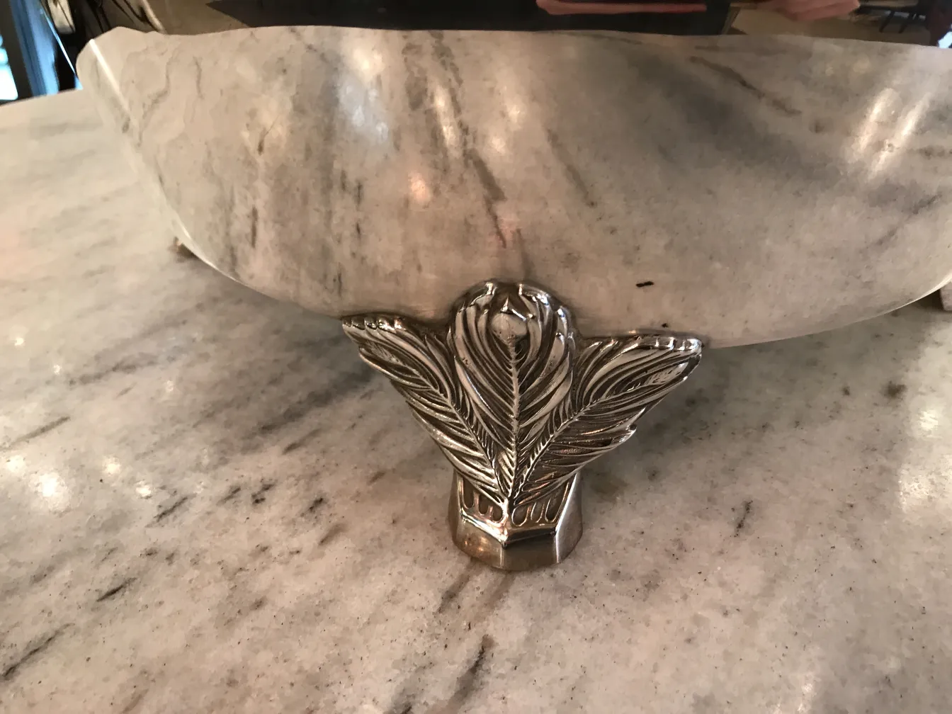 Ancienne bol à punch WMF avec design en relief, ornée de détails de style classique sur une surface claire.