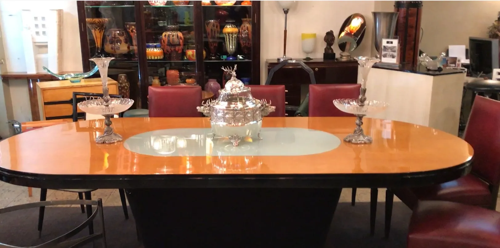 ancienne bol à punch WMF avec détails élégants sur une table