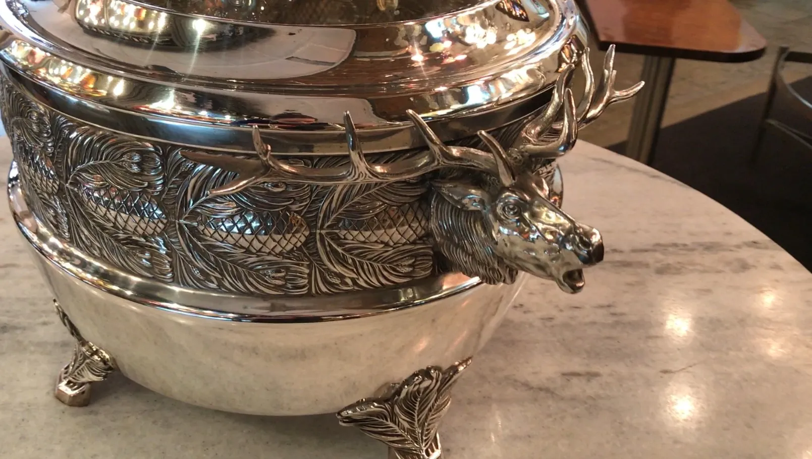 Antike WMF-Bowle mit Reliefdetails und Hirschkopf.