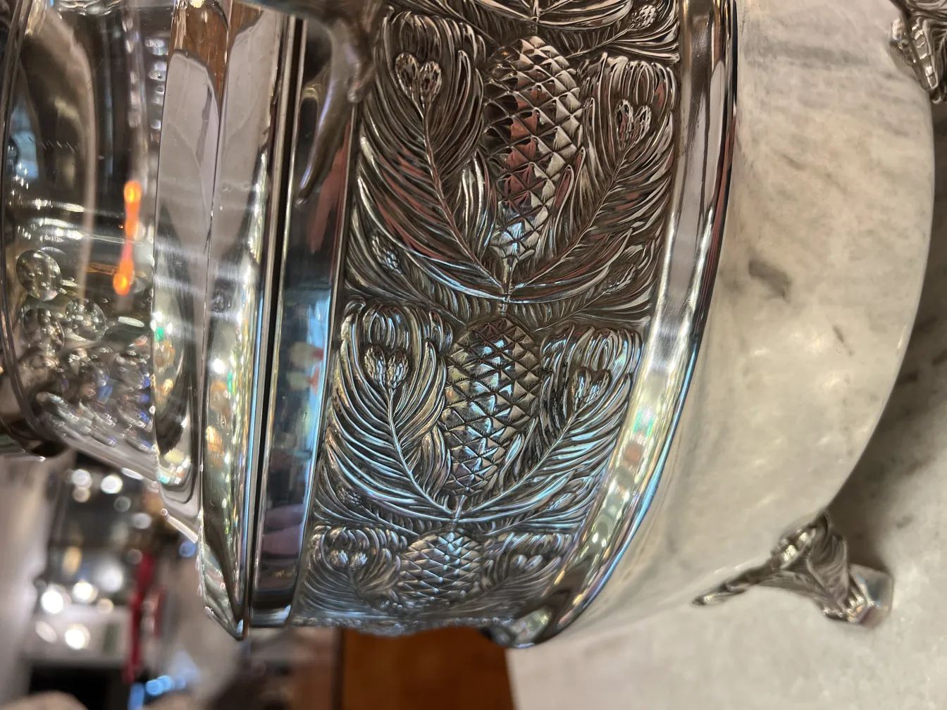 古董潘趣酒碗WMF带亮面松树设计，精美，展现优雅环境和柔和灯光。