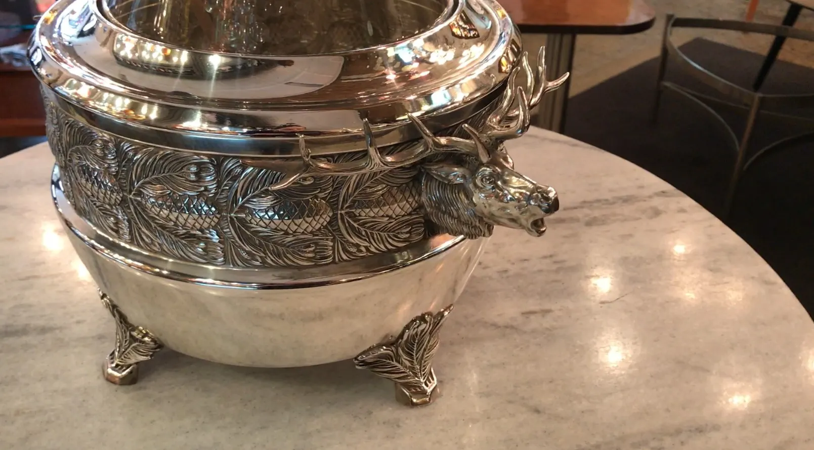 Antike wmF Bowle mit Hirschdesign und dekorativen Füßen.