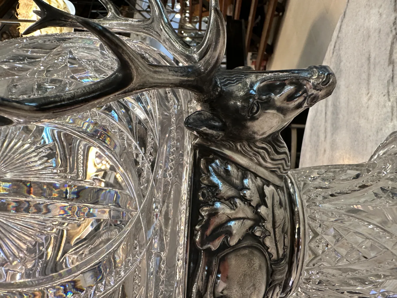 Antike WMF-Bowle mit dekorativen Details und einem Hirsch