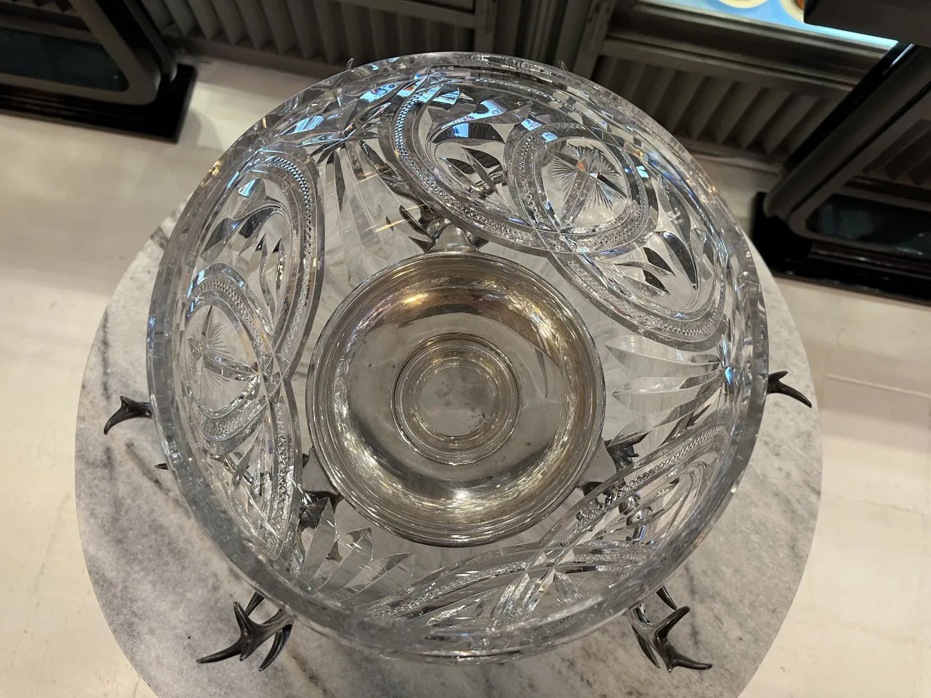 bol à punch ancien WMF avec des gravures complexes et des pieds décoratifs dans un cadre élégant