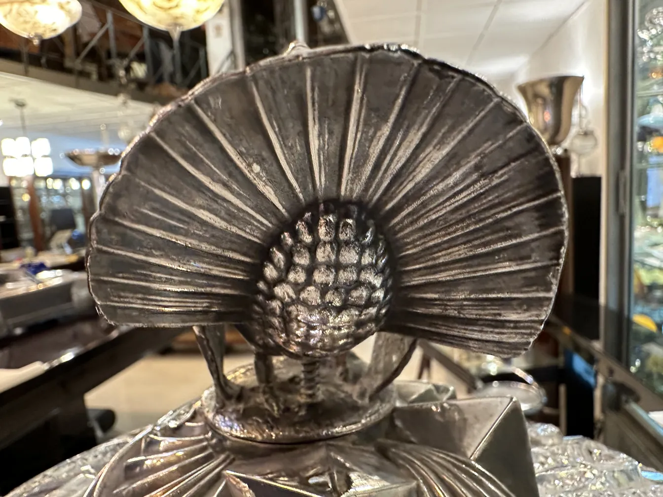 Ancienne bol à punch WMF avec un design spécial, élégant et détaillé dans un cadre d'antiquités.