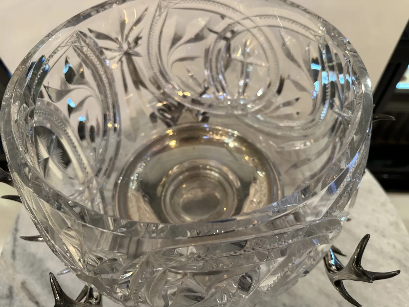 पुरानी पंच कटोरे WMF, जटिल डिजाइन और सुंदर पैरों के साथ, समारोहों के लिए आदर्श।