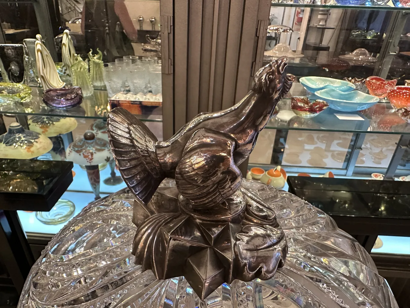 アンティーク-パンチボウル-wmf-浮彫デザイン、ガラスの背景。