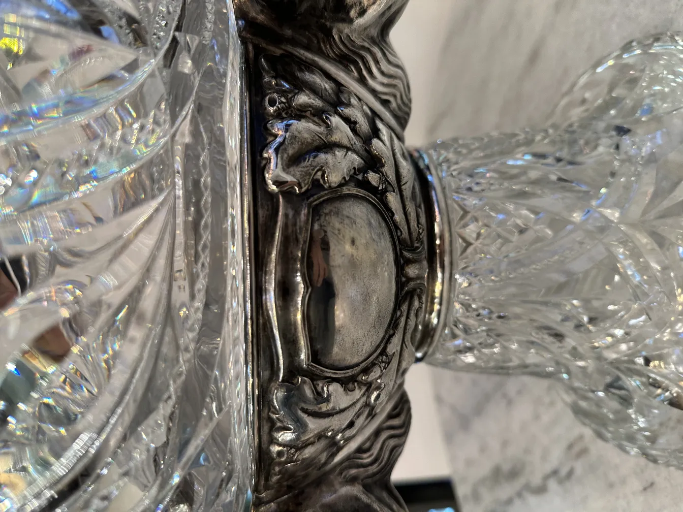 Poncheira antiga WMF com decorações intrincadas, cercada por um ambiente elegante