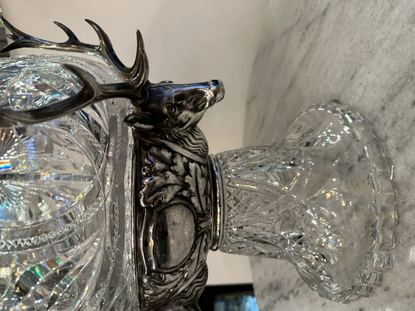 ponchera antigua WMF con detalles de ciervo en la base