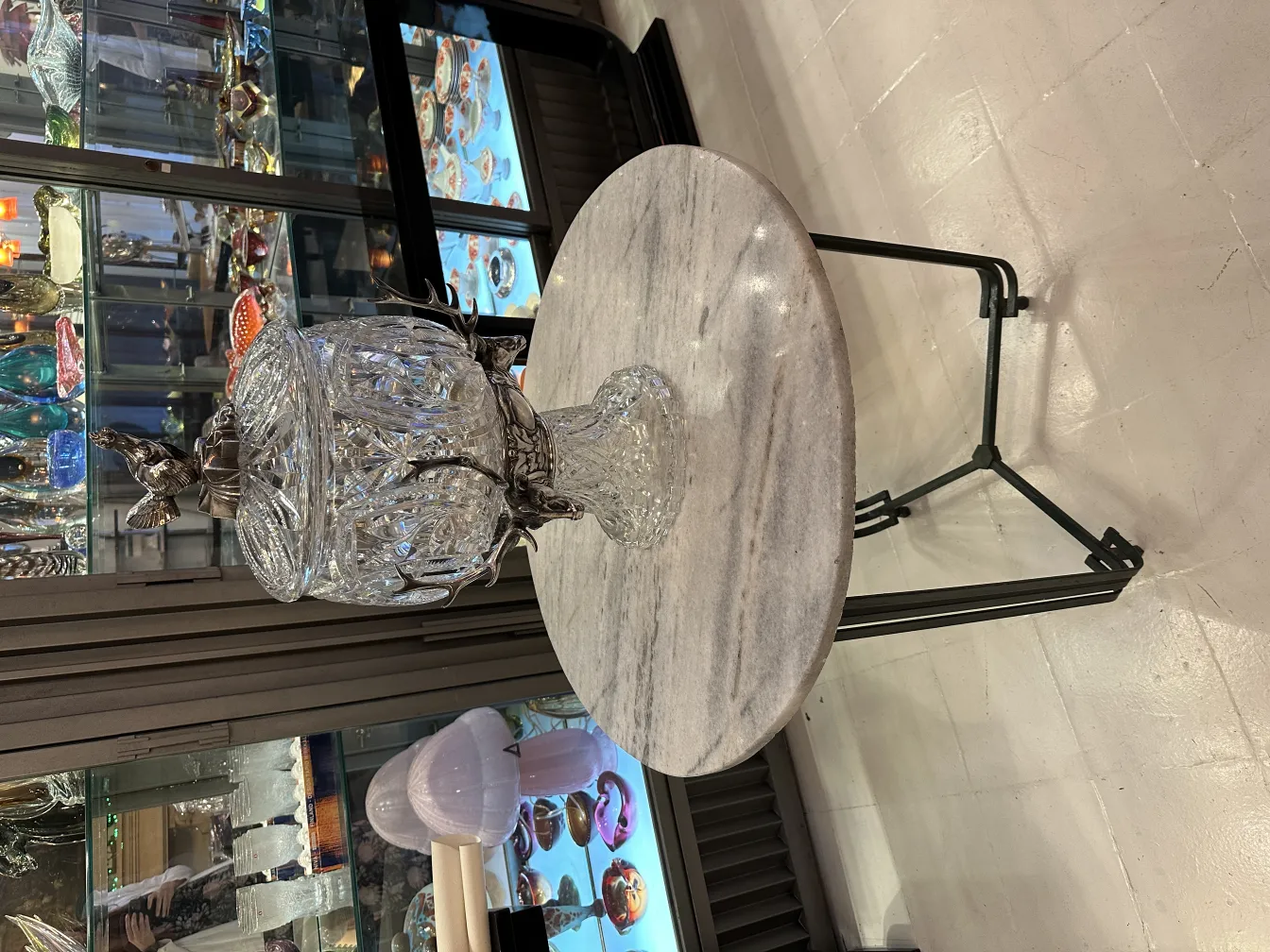 poncheira wmf antiga com detalhes decorativos em um ambiente de antiguidades