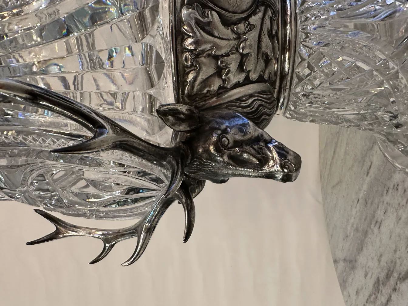 Poncheira wmff antiga com detalhes elegantes e elementos decorativos, ideal para ocasiões festivas.