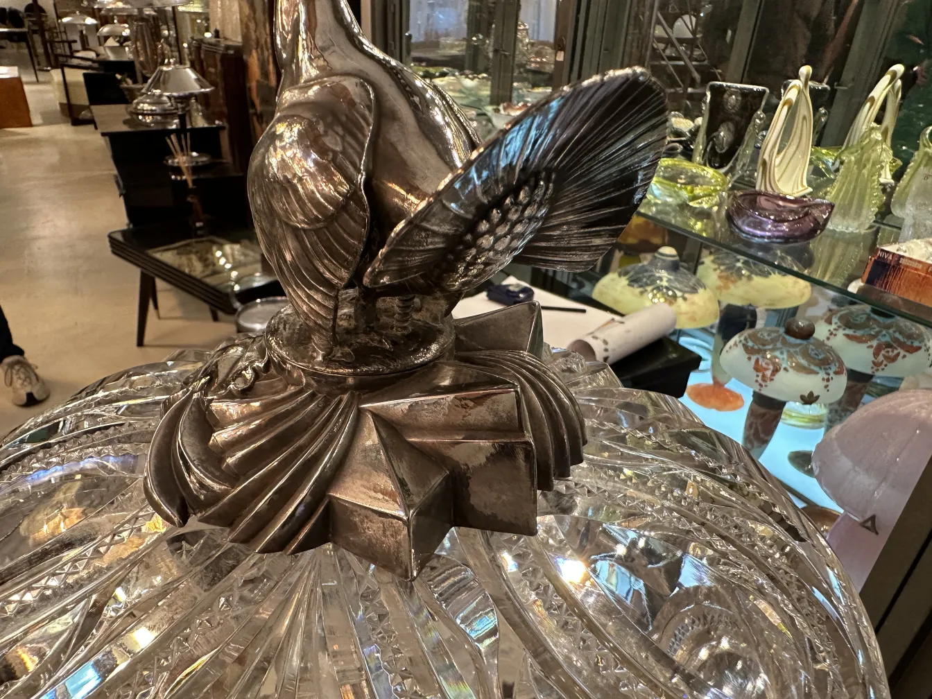 装飾的なデザインの詳細なWMFパンチボウルの古い環境