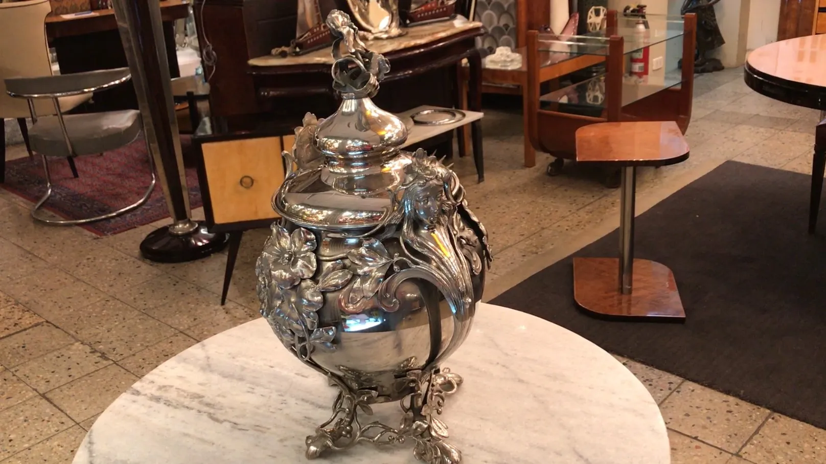 Bol à punch antique WMF sur une table décorative