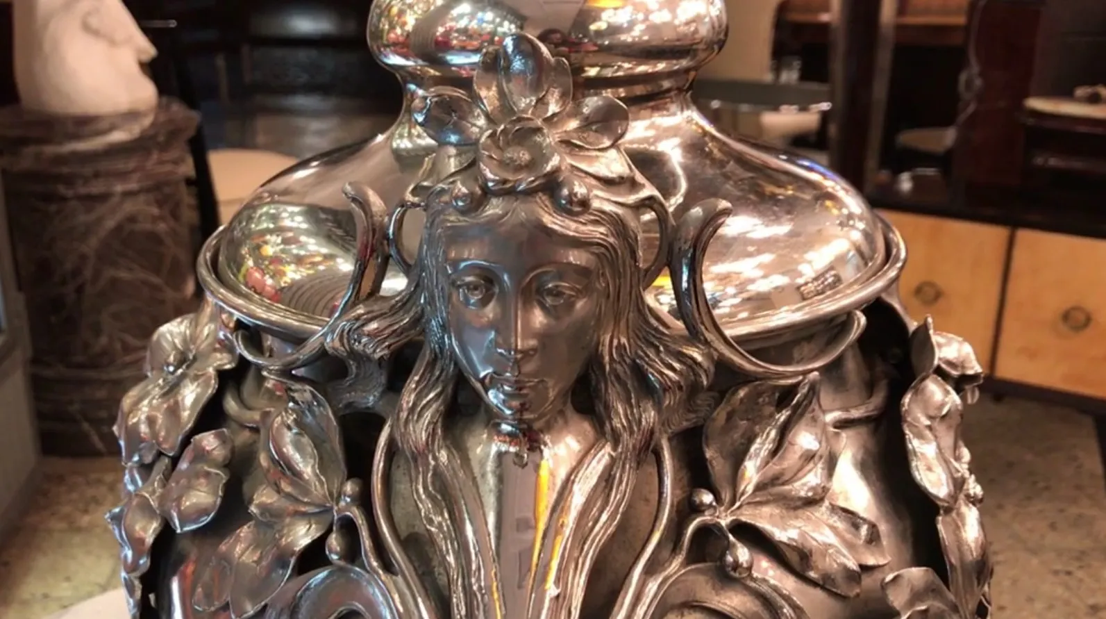 Antike wmF bowle mit kunstvollen Blumenmotiven, die die Eleganz des Designs zur Schau stellt.