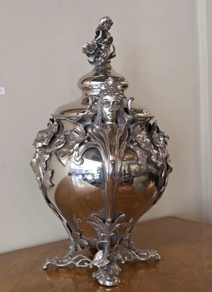 Poncheira antiga WMF com intrincados detalhes florais e pedestal