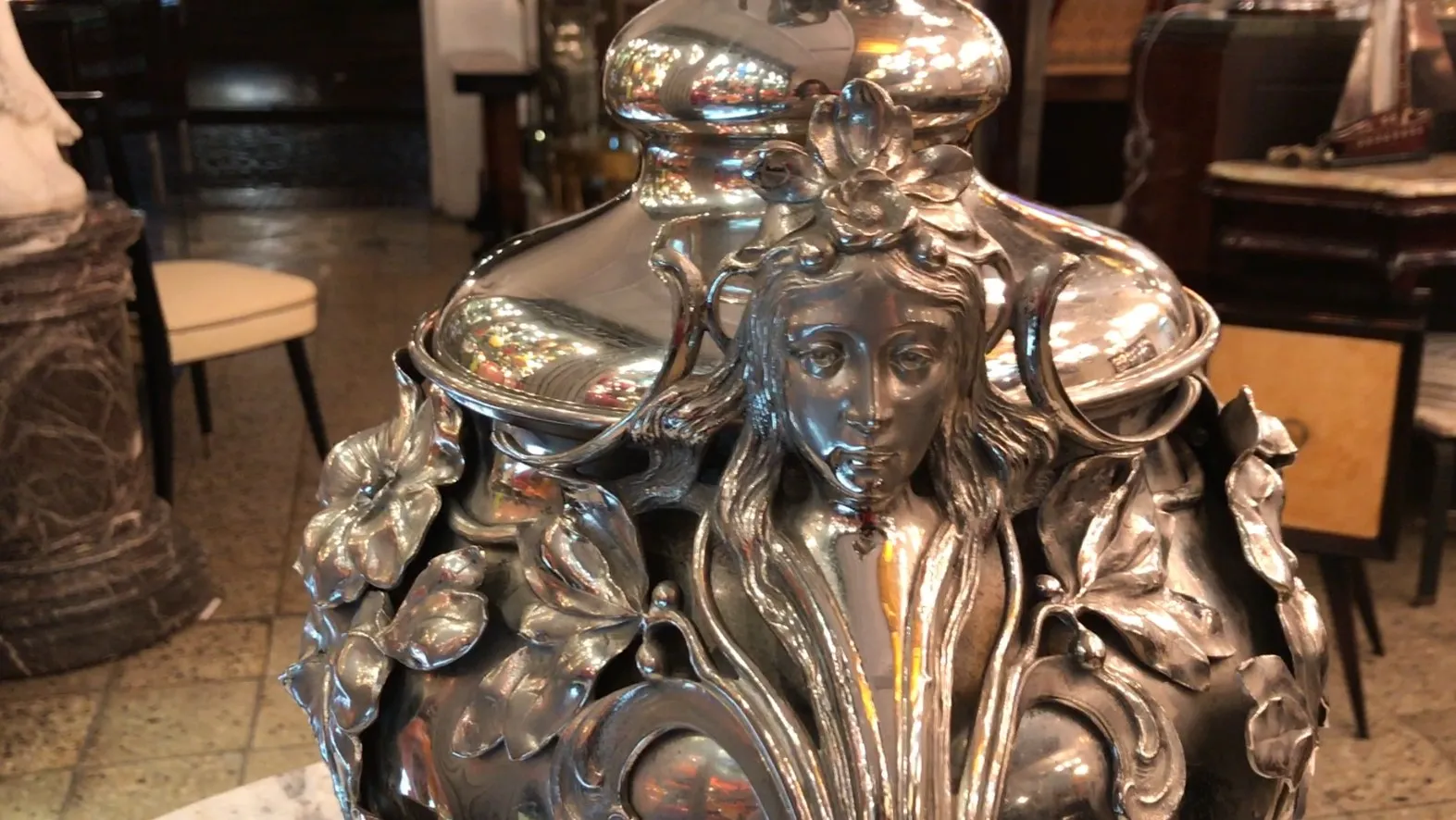 ancien bol à punch WMF avec sculpture florale et forme élégante, dans un cadre orné