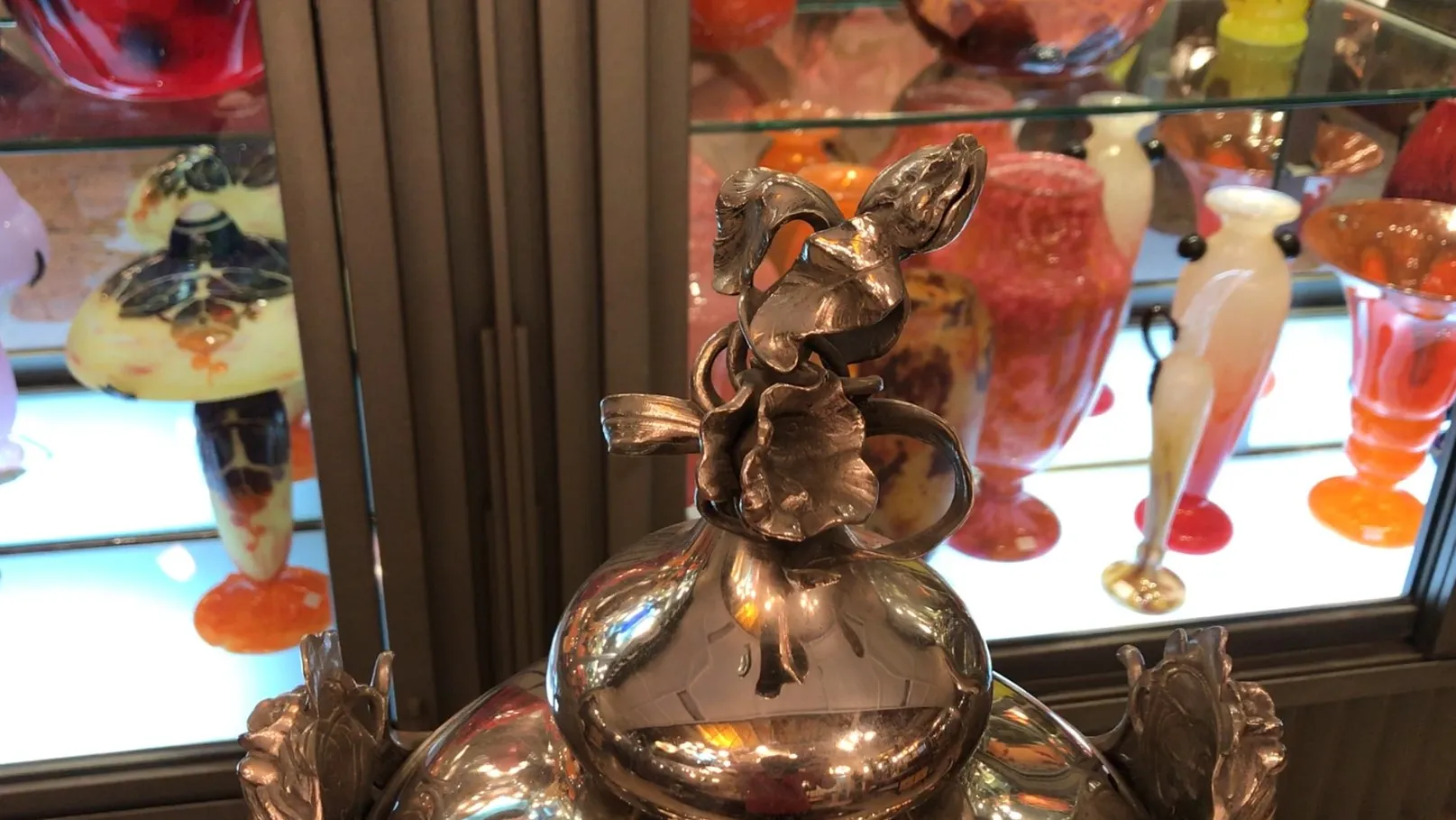 antica ciotola da punch WMF con dettagli decorativi e sfondo chiaro