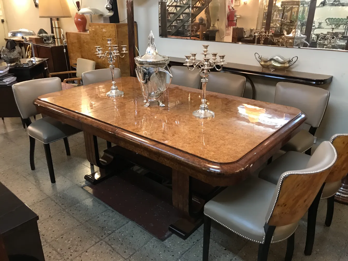 poncheira antiga WMF em mesa elegante com castiçais