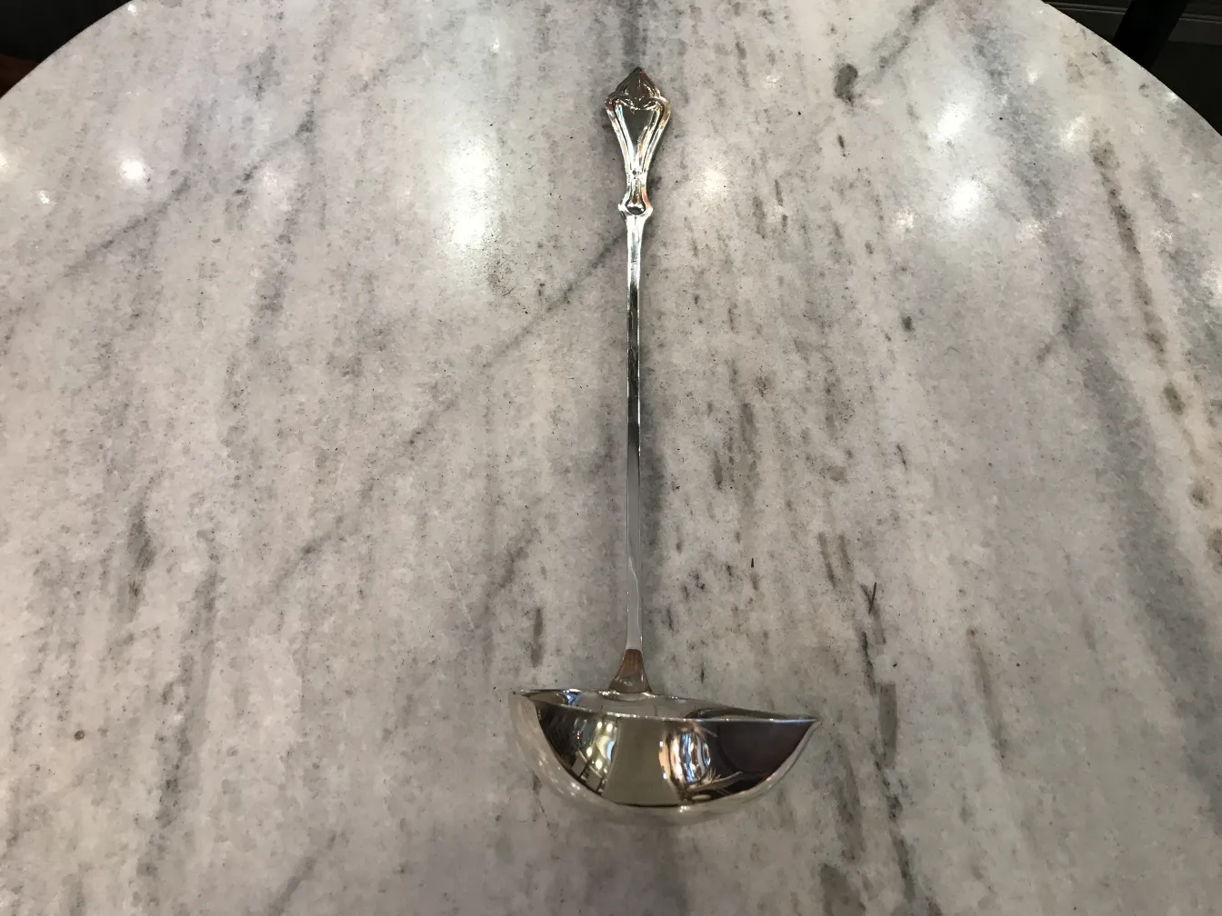 ponchera antigua WMF de forma elegante sobre superficie de mármol