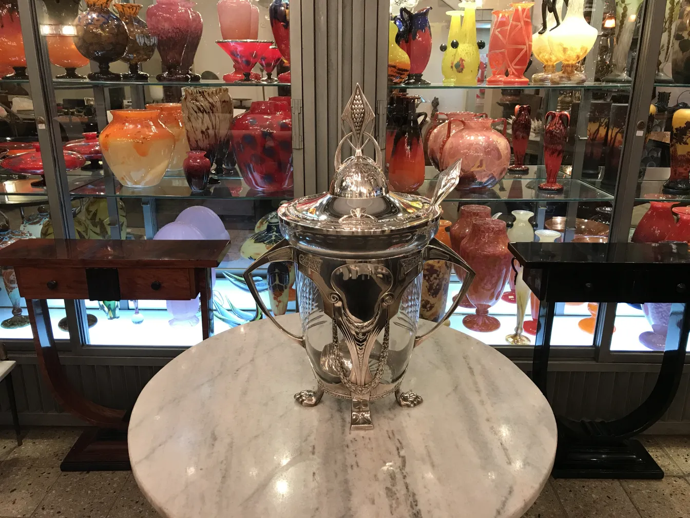 Antike WMF-Bowle mit dekorativen Details in einer eleganten Umgebung