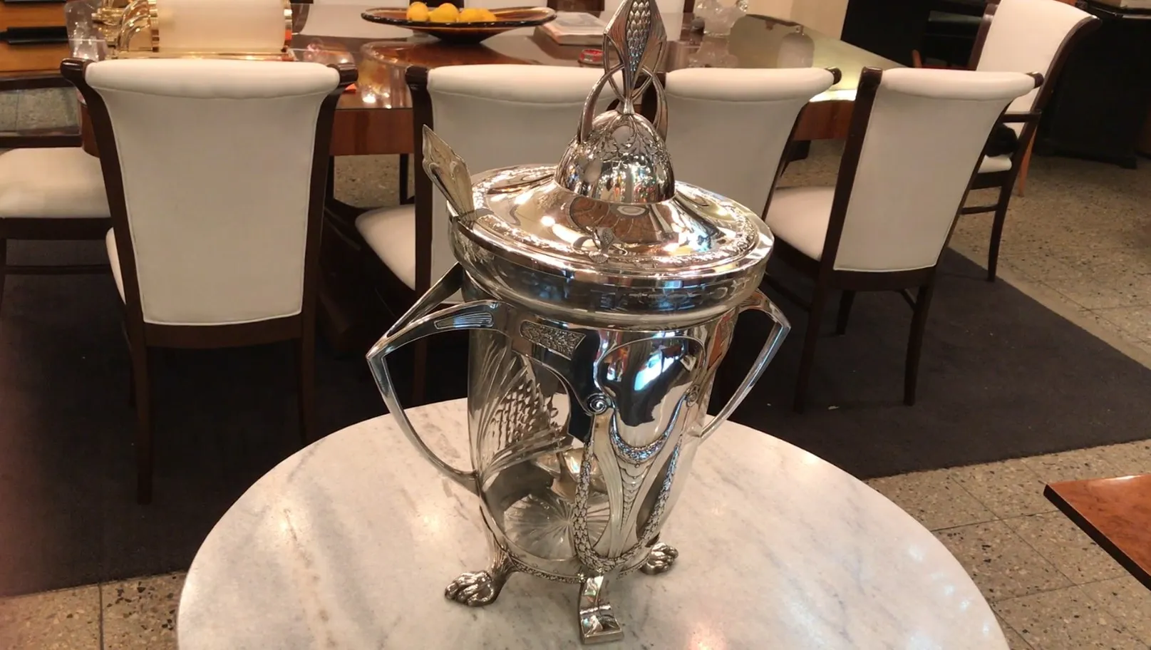 Antica ciotola da punch WMF con coperchio decorativo e manici, ambiente elegante