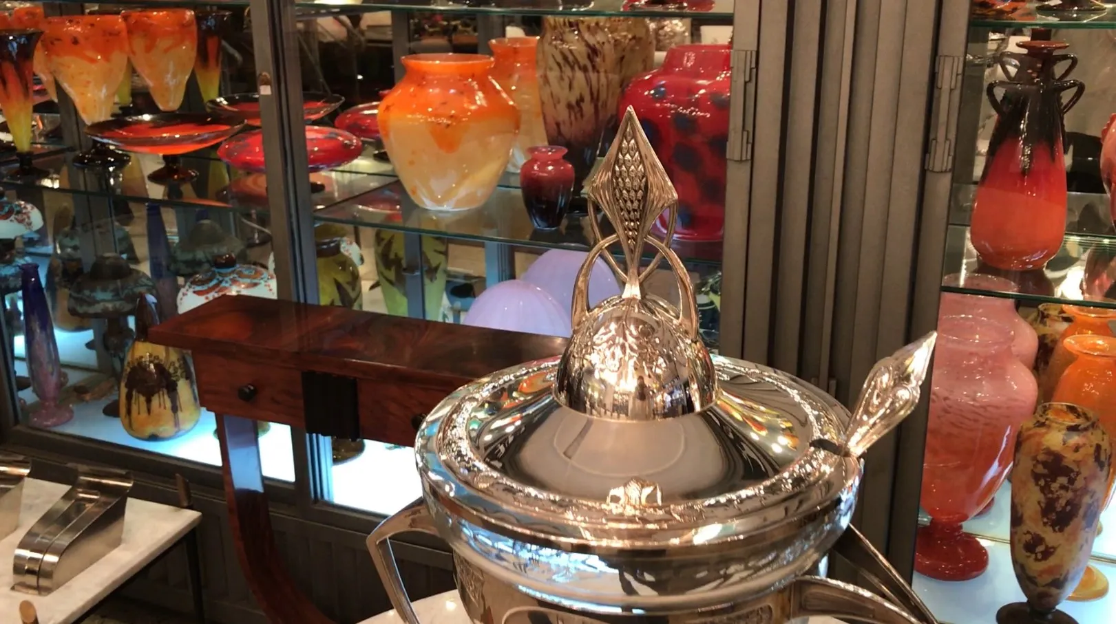 古董潘趣酒碗wmfr，带盖，优雅设计，背景色彩丰富