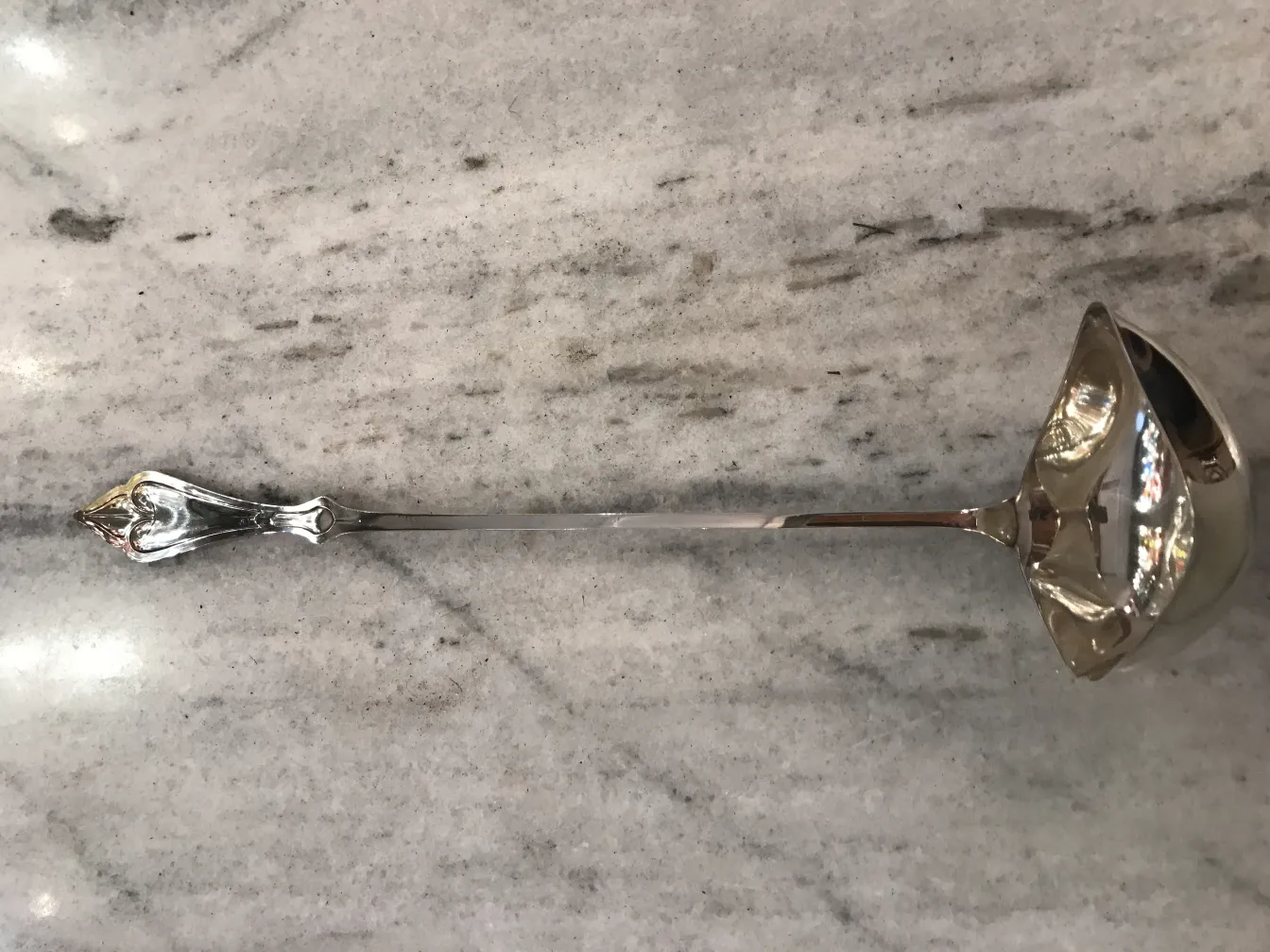 Ancienne bol à punch WMF avec cuillère au design élégant sur une surface claire.