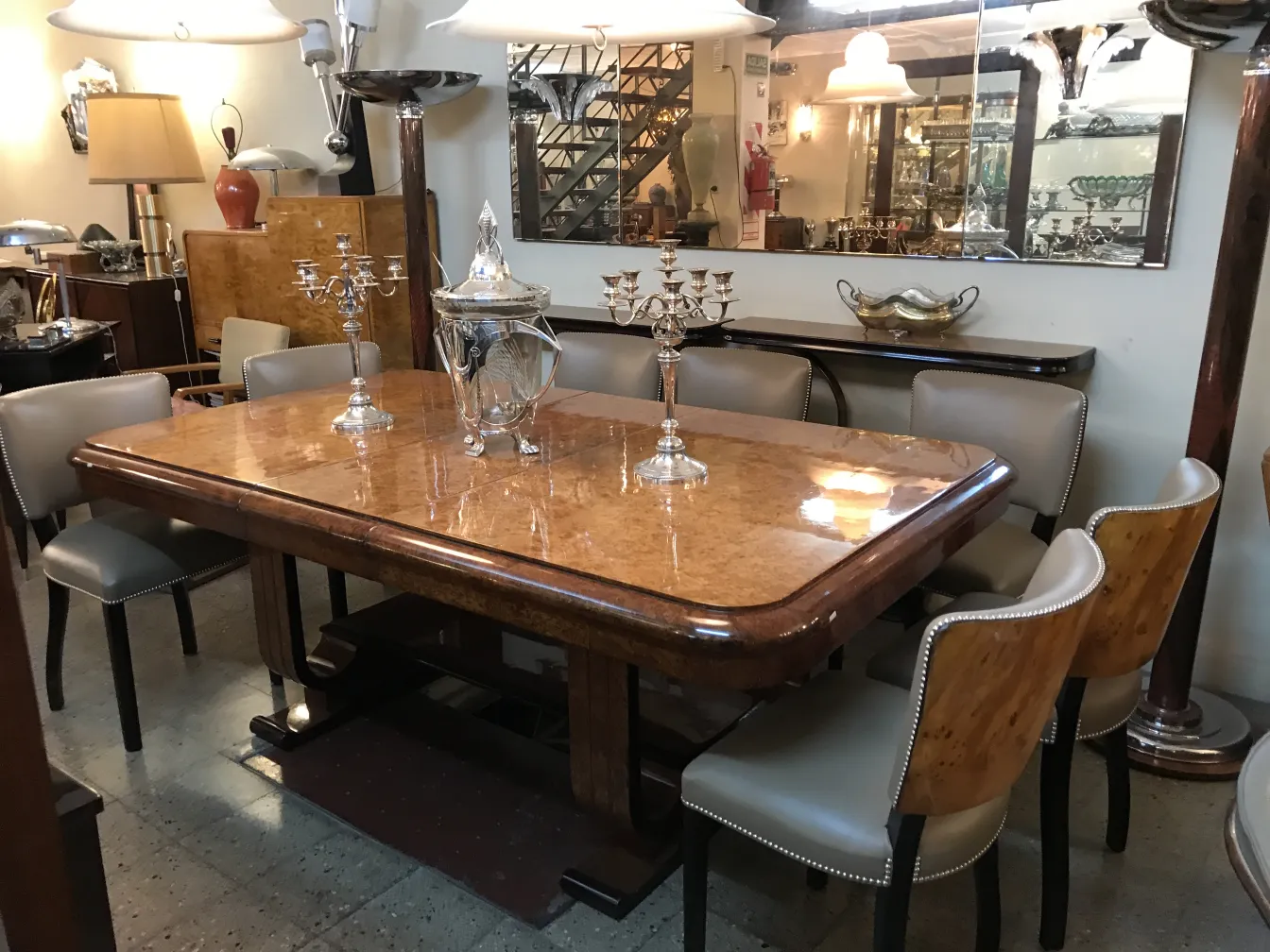 Bol à punch antique WMF sur une table élégante, entouré de candélabres et de décorations vintage.