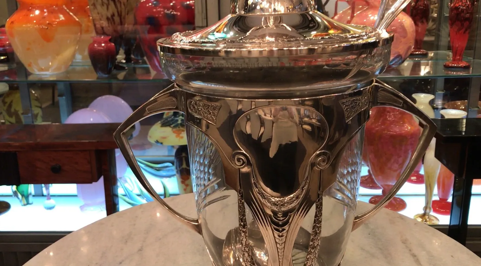 Antike WMF Bowle mit eleganten Details in einer dekorativen Umgebung