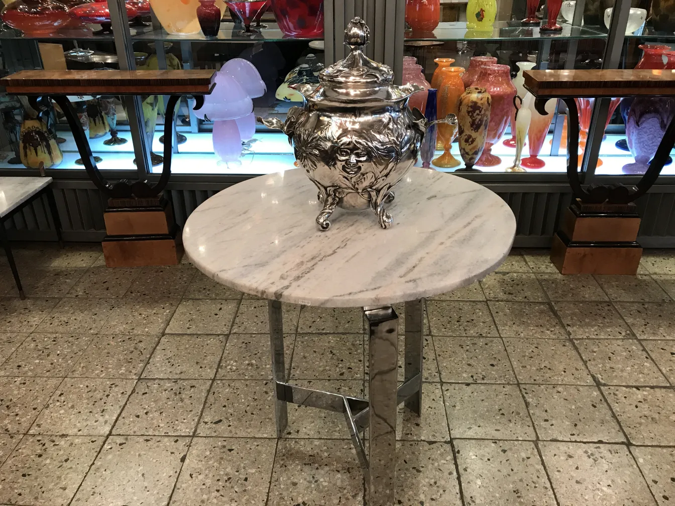 Antike WMF-Bowle mit elegantem dekorativem Design auf dem Tisch