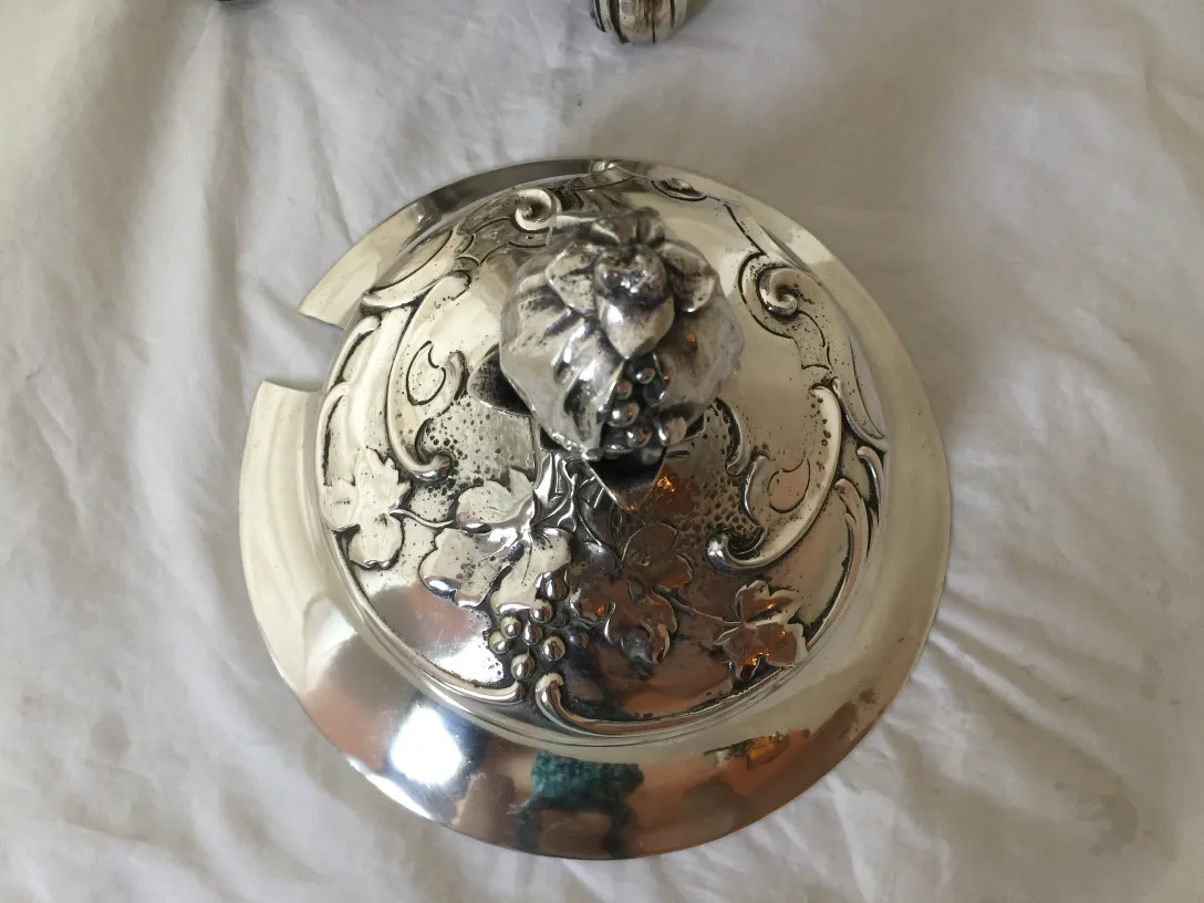 antike WMF-Bowle mit floralen Motiven und detailliertem Deckel