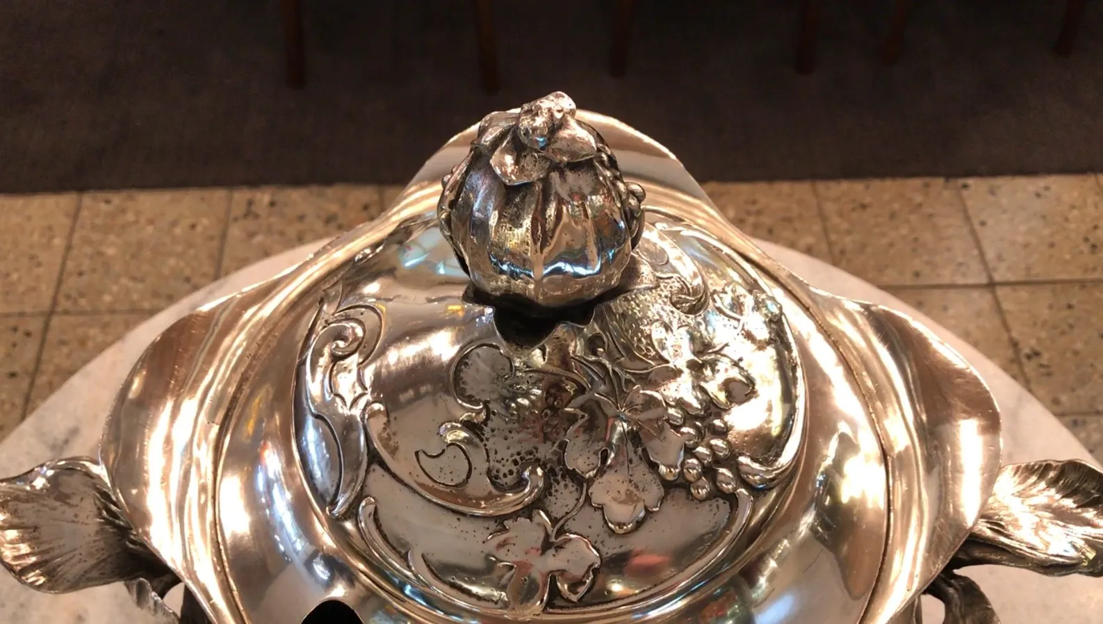 vue d'un bol à punch ancien wmf avec un motif floral sur le couvercle