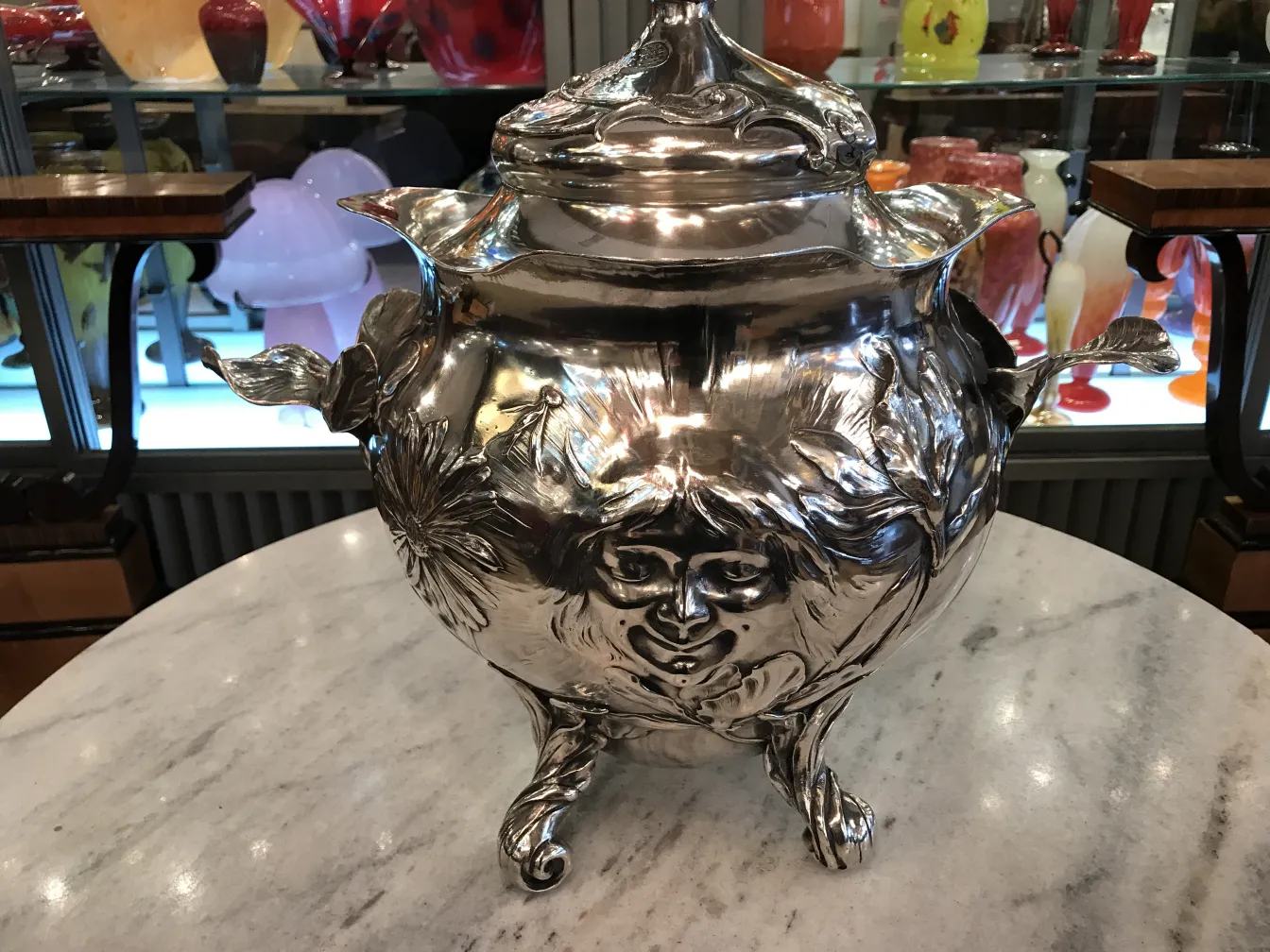 antike bowle wmf blumenmuster auf marmortisch mit buntem hintergrund