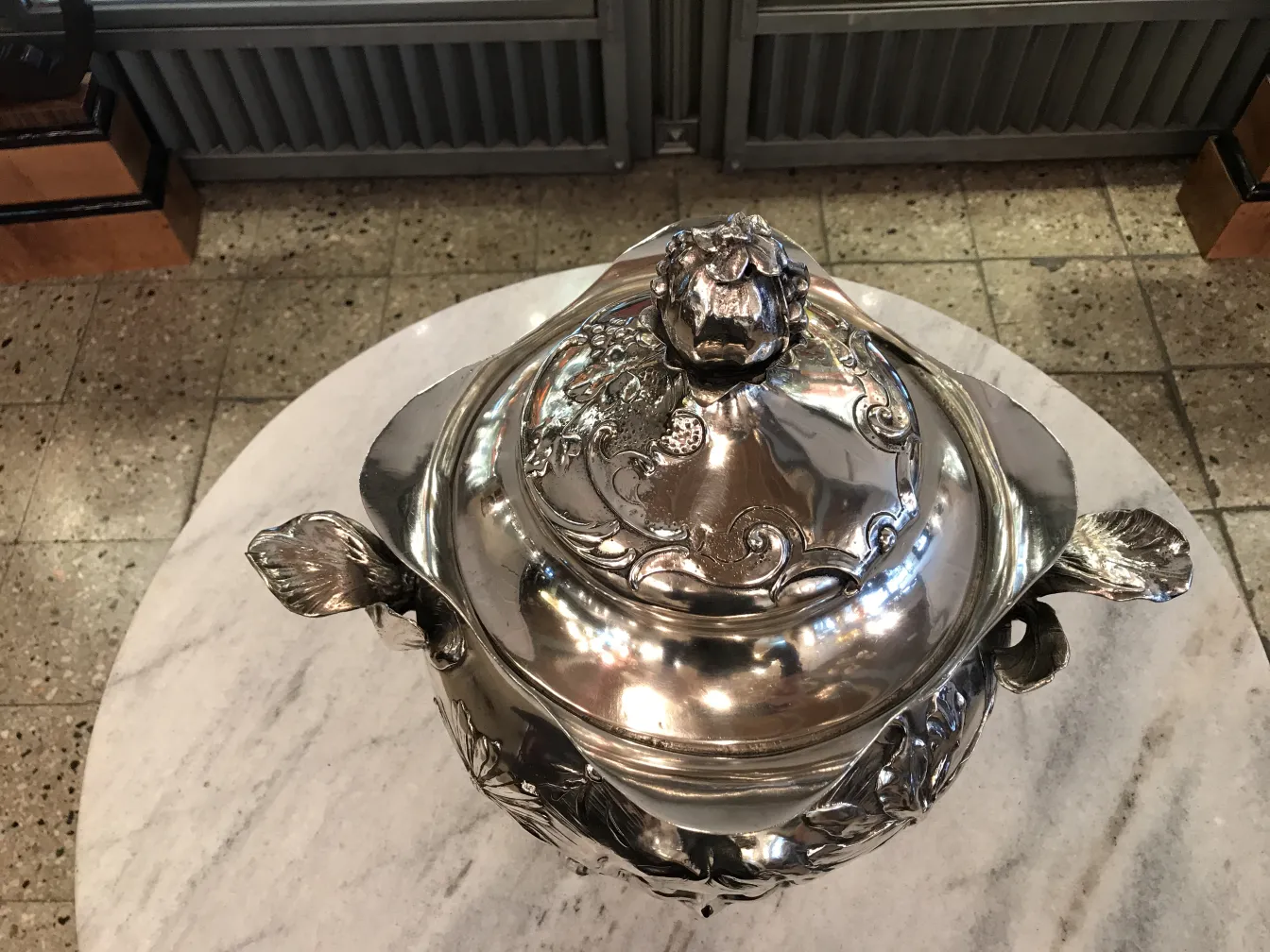 Vista dall'alto di una ciotola da punch antica WMF con decorazioni floreali