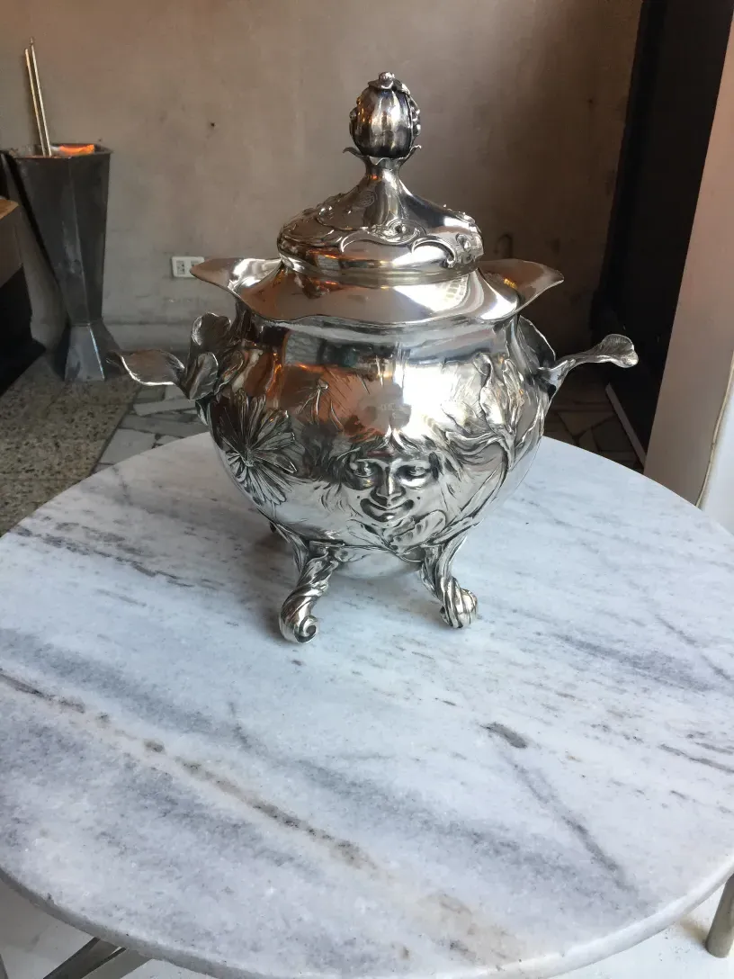 Antike WMF-Bowle mit floralem Design und Deckel auf dem Tisch.